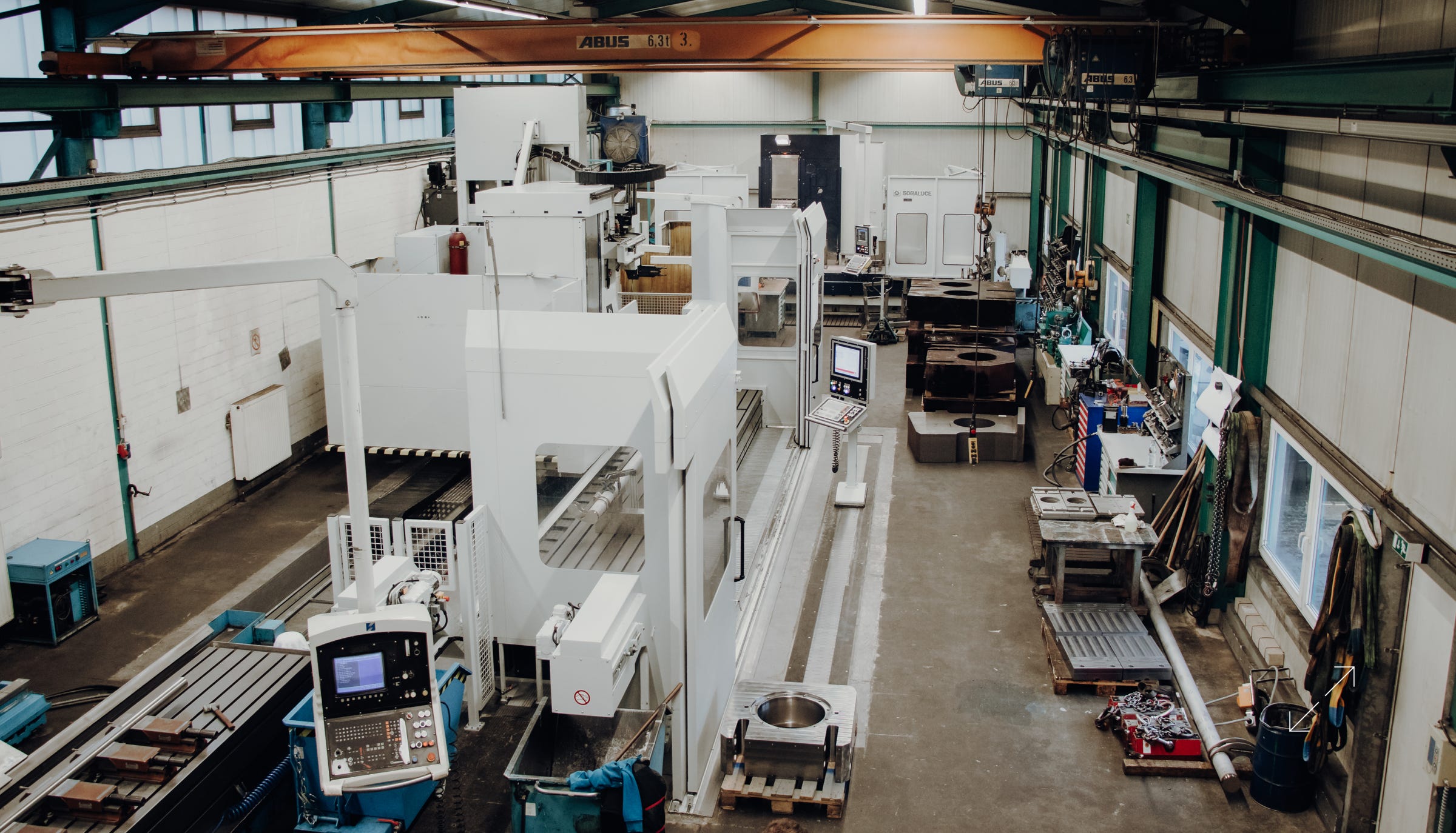 Fertigungshalle der Theven Zerspanungstechnik GmbH aus Viersen Dülken aus der Vogelperspektive. Zu sehen: die neue Maschine Soraluce SM 8000.